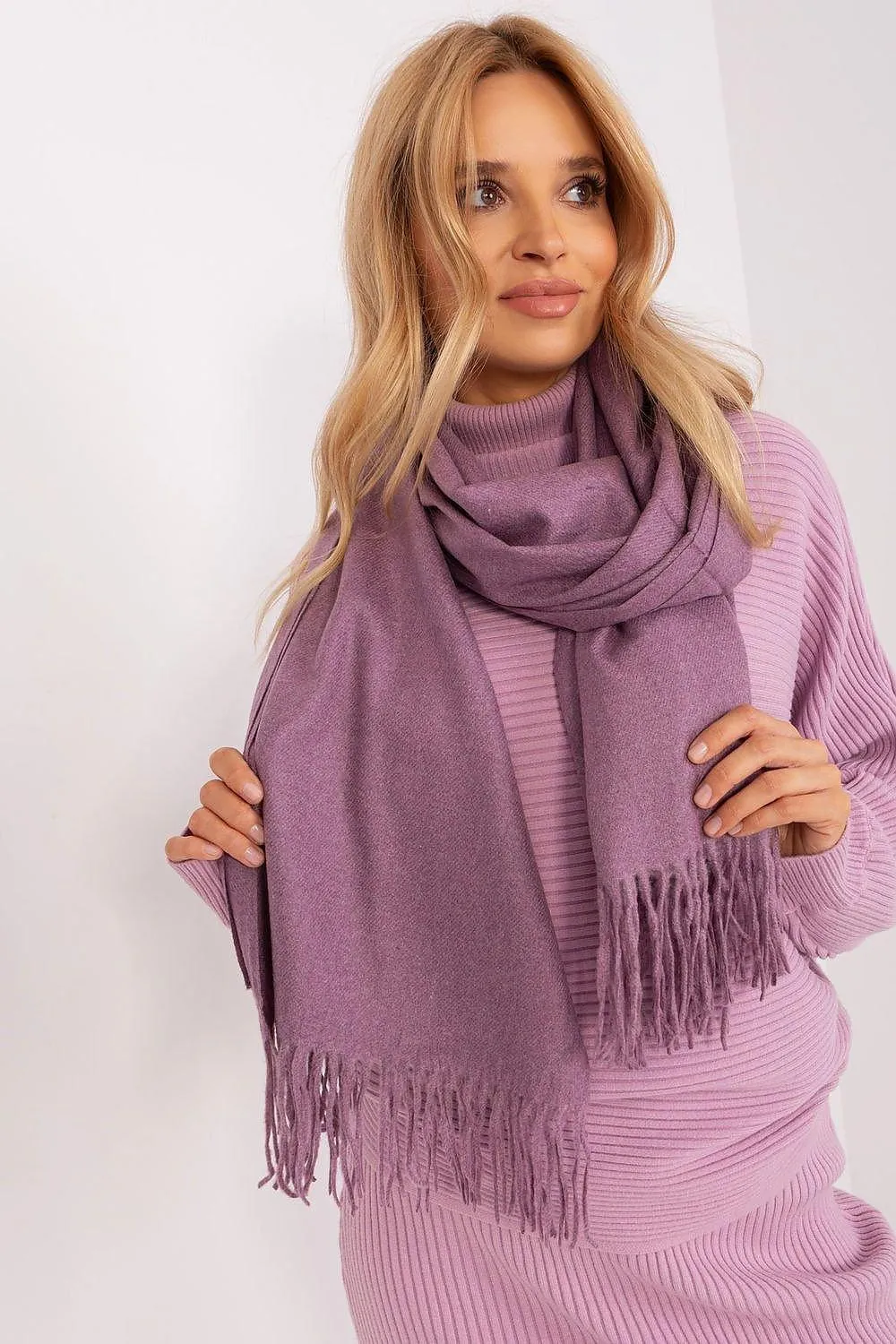 Chic Winter Wrap with Tassel Accents - Luxurious 100% Polyester, 196 cm Long